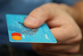 Fiskus skontroluje płatności kartą Polaków? Resort zabiera głos-49495