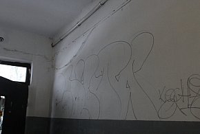 Zniszczył ścianę klatki schodowej w Kolnie-49761