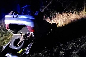 Ucieczka pijanego kierowcy zakończyła się dachowaniem-50016