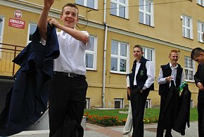 Czy szkoła może narzucać uczniom fryzurę i strój?-50617