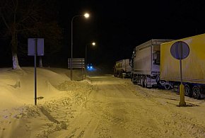Z powodu ataku zimy utrudnienia na drogach i cofka-50659