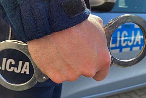 Uciekając przed policją, wyrzucił z auta sejf pełen pieniędzy-51019