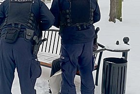 Spała na ławce. Zareagowały służby miejskie-51028