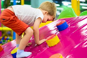 Zostawiasz dziecko w sali zabaw? Urząd wykrył poważne uchybienia-51086