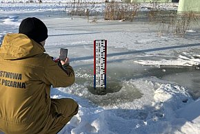Strażacy z Kolna monitorują Pisę-51151