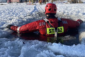 Załamał się lód. Policja już wie, jak skutecznie zareagować