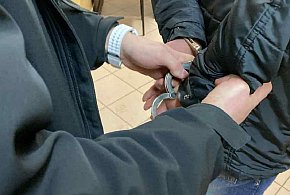 KPP Kolno: jeden z nich uderzył pokrzywdzonego łopatą w głowę