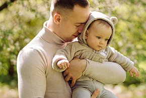 Coraz więcej ojców przejmuje opiekę nad dziećmi