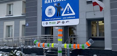 Odblaski przed komendą Policji w Kolnie-51037