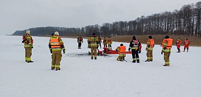Mazury: ratownicy zmierzyli grubość lodu na jeziorach-51040