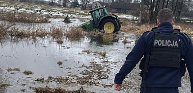 Ucieczka ciągnikiem zakończona w wodzie