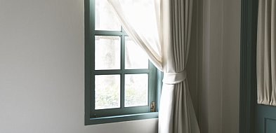 Precyzja i estetyka - dlaczego firany na metry wygrywają z gotowymi produktami