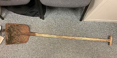 KPP Kolno: jeden z nich uderzył pokrzywdzonego łopatą w głowę