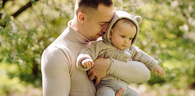 Coraz więcej ojców przejmuje opiekę nad dziećmi