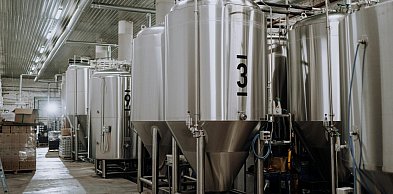 Zbiorniki nierdzewne w przemyśle spożywczym i chemicznym – jak wybrać odpowiednie