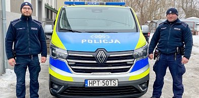 Policjanci wyciągnęli mężczyznę z przerębla