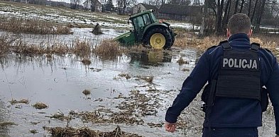 Ucieczka ciągnikiem zakończona w wodzie