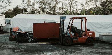 Widły do palet w nowoczesnej logistyce i produkcji – gdzie kończy się standard