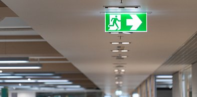 Oprawy awaryjne LED vs. tradycyjne: Dlaczego modernizacja oświetlenia po prostu ..