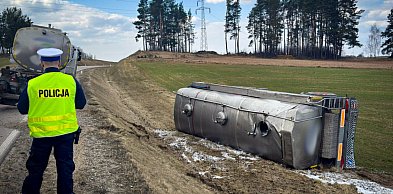 Przyczepa z mlekiem wylądowała w rowie