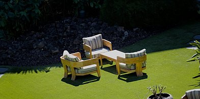 Jak dobrać sztuczną trawę do stylu ogrodu? Postaw na nowoczesny i naturalny efekt