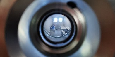 Myślał, że ukryje się przed policjantami pod kołdrą