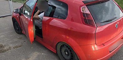 Co znalazła policja w fiacie na ekspresowej 61? Nie uwierzysz!
