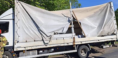 Zderzenie dwóch ciężarówek. Kierowca trafił do szpitala