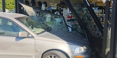 Kobieta pomyliła biegi i wjechała do sklepu Volvo