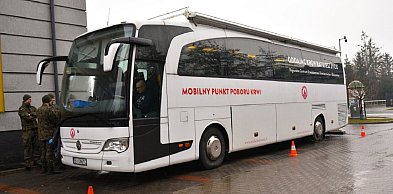 Specjalny ambulans stanie przed Urzędem Miasta Kolno