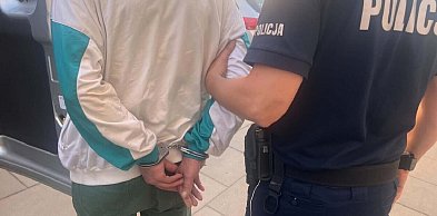 Uderzył pokrzywdzoną, dusił i groził, że ją zabije