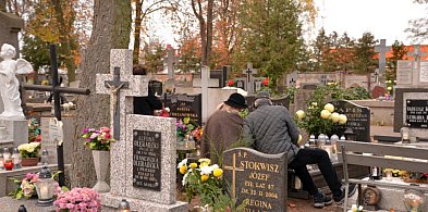 Savoir-vivre na 1 listopada. Jak się zachować podczas wizyty na cmentarzu?-48978