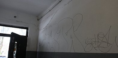 Zniszczył ścianę klatki schodowej w Kolnie-49761