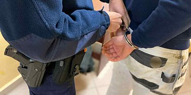 Był poszukiwany. Wpadł, bo pasażerowie nie mieli zapiętych pasów-49914