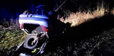 Ucieczka pijanego kierowcy zakończyła się dachowaniem-50016