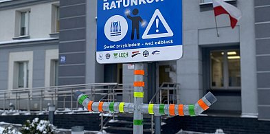 Odblaski przed komendą Policji w Kolnie-51037