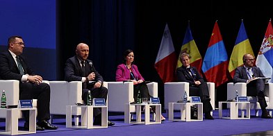 Debata o przyszłości wschodnich regionów-48881