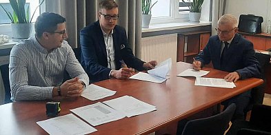 Władze gminy podpisały umowę na odbiór odpadów-49004