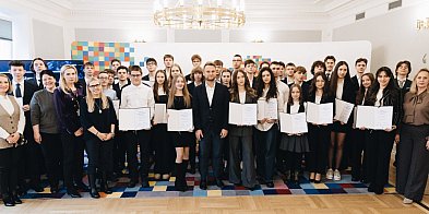 Zarząd  nagrodził najlepszych podlaskich uczniów-49848