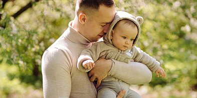 Coraz więcej ojców przejmuje opiekę nad dziećmi