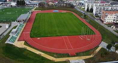 Fotowoltaika z magazynami energii na basenie i stadionie