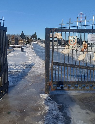 Uwaga! Ślisko na kolneńskim cmentarzu