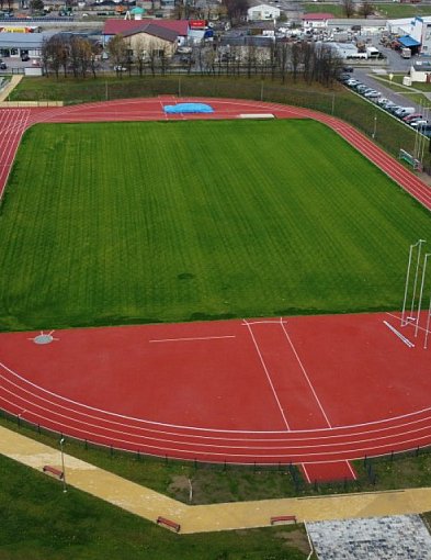 Fotowoltaika z magazynami energii na basenie i stadionie