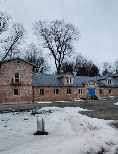 Remont zabytkowego Dworku w Grabowie nabiera tempa