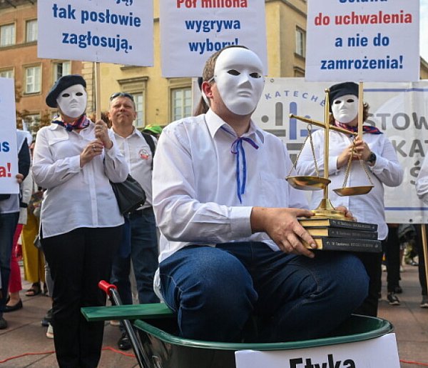 Demonstracja oświatowej „S" i KROPS pod hasłem „Stop likwidacji polskiej edukacji”-47650