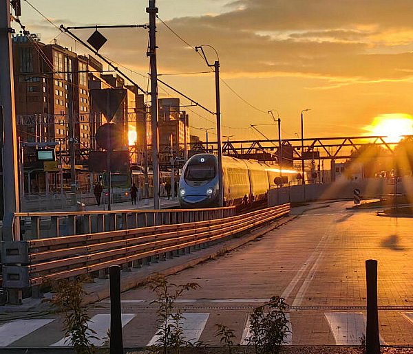 W nocy zmiana czasu na zimowy; część pociągów zatrzyma się na godzinę-48745