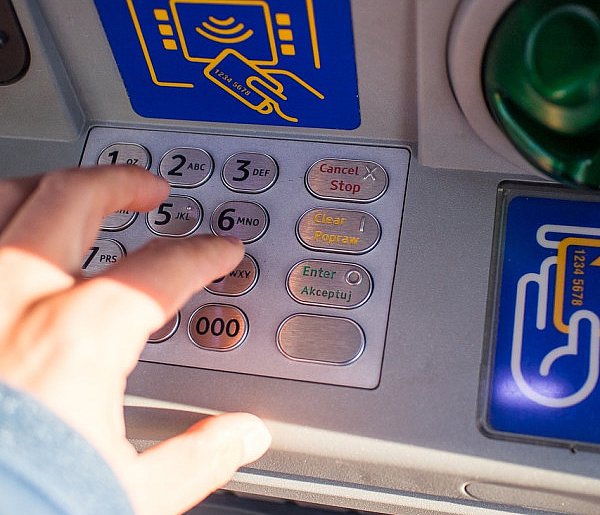 Z kont znikały pieniądze. Policja i bank badają ogólnopolski incydent-48782