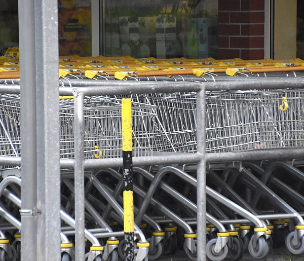 Czy 1 listopada zrobisz zakupy? Ten weekend zaskoczy wielu klientów-48976