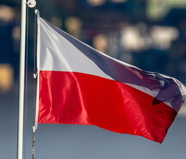 Flagę RP na Święto Niepodległości może wywiesić każdy obywatel, ale zgodnie z ...-49217