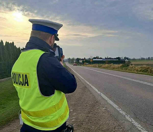 Stracili prawka, bo jechali o wiele za szybko w terenie zabudowanym-49238